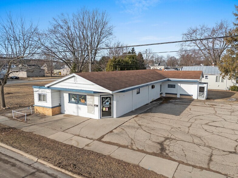 302 Collins Ave, Oconto, WI à vendre - Photo de l’immeuble – Image 2 sur 23