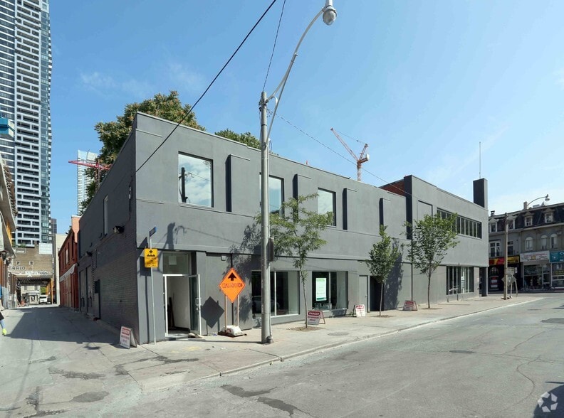 530 Yonge St, Toronto, ON à louer - Photo de l’immeuble – Image 2 sur 4