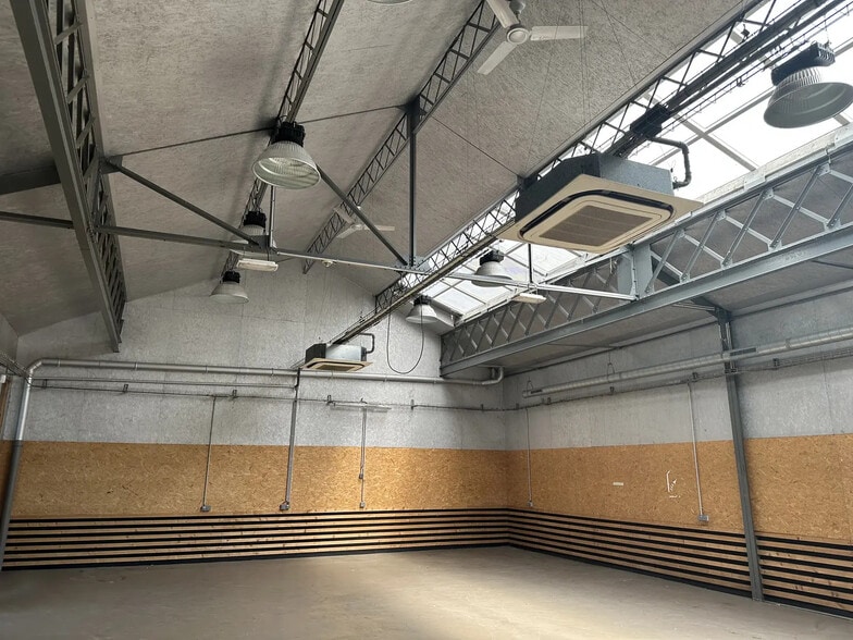 Local d’activités dans Ivry-sur-Seine à louer - Photo de l’immeuble – Image 2 sur 11