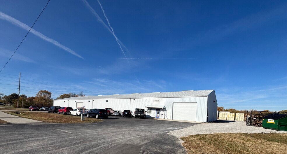 820 Hendricks Dr, Lebanon, IN à louer - Photo de l’immeuble – Image 2 sur 5