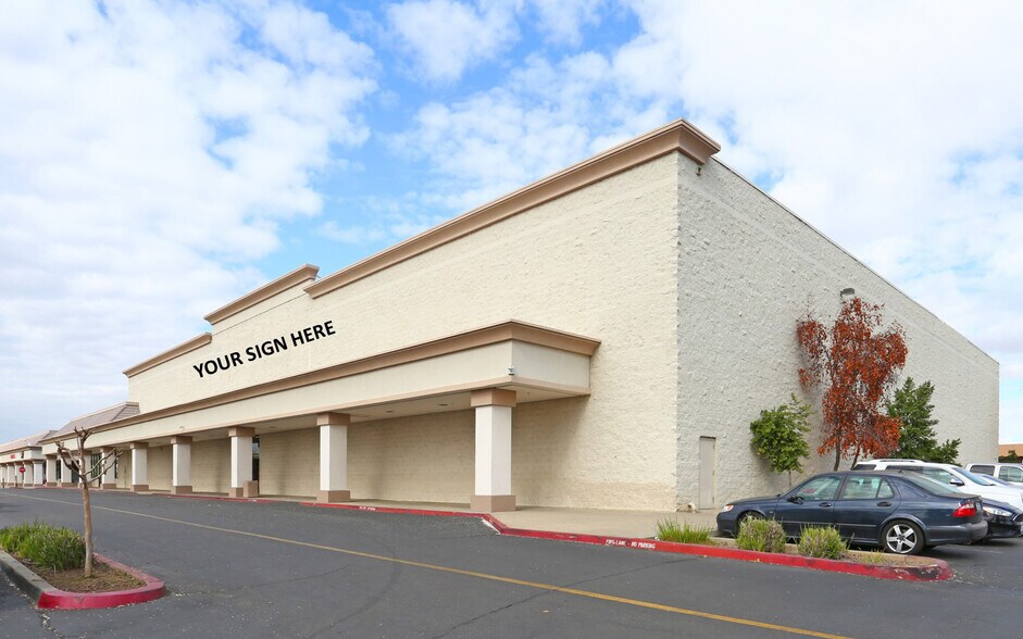 5646 N Blackstone Ave, Fresno, CA à louer - Photo de l’immeuble – Image 2 sur 9