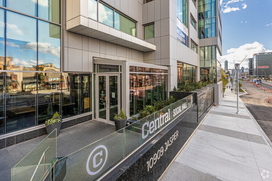 10909 Jasper Ave NW, Edmonton, AB à louer - Photo de l’immeuble – Image 2 sur 7