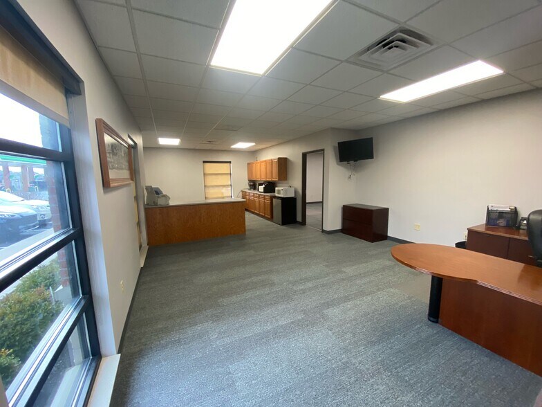 702 Trafalgar Pointe Pl, Trafalgar, IN à louer - Photo intérieure – Image 2 sur 13