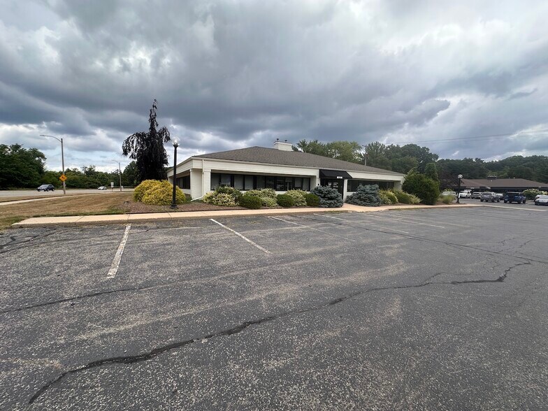 1621 44th St SW, Grand Rapids, MI à vendre - Photo de l’immeuble – Image 2 sur 37
