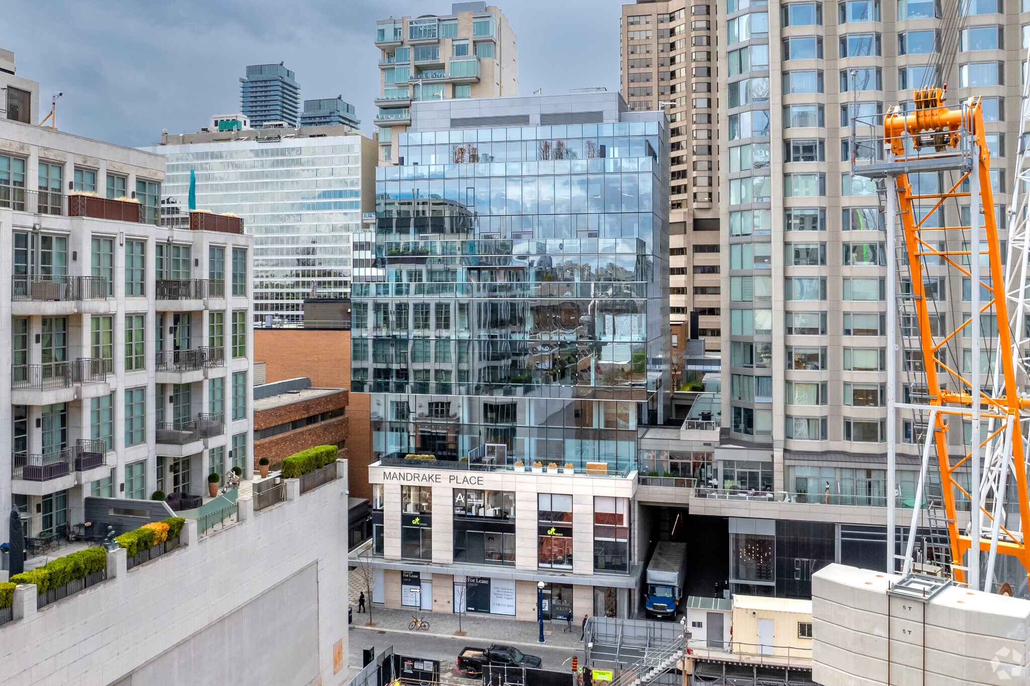 135 Yorkville Ave, Toronto, ON à louer Photo de l’immeuble– Image 1 sur 5
