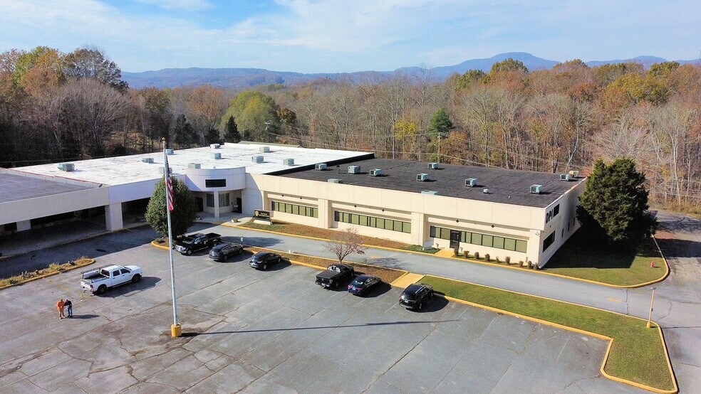 1059 E Tri County Blvd, Oliver Springs, TN à louer - Photo de l’immeuble – Image 2 sur 33