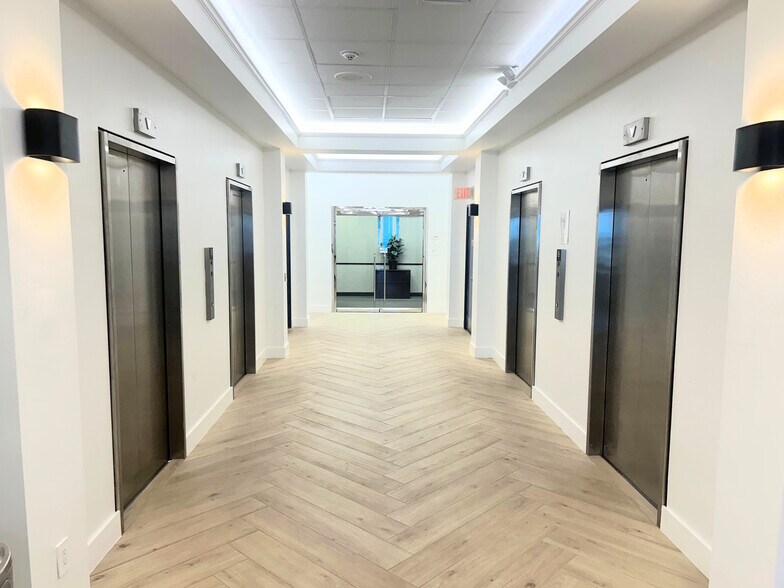 711 N Carancahua St, Corpus Christi, TX à louer - Photo de l’immeuble – Image 2 sur 9