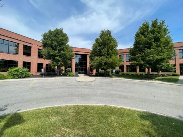 175 Sullys Trl, Pittsford, NY à louer Photo de l’immeuble– Image 1 sur 17