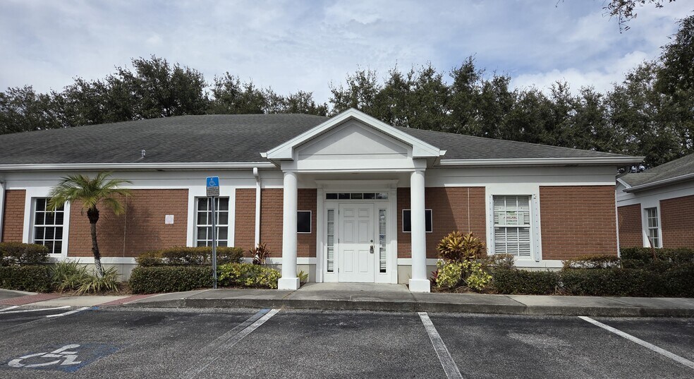 143 N Oakwood Ave, Brandon, FL à louer - Photo principale – Image 1 sur 31