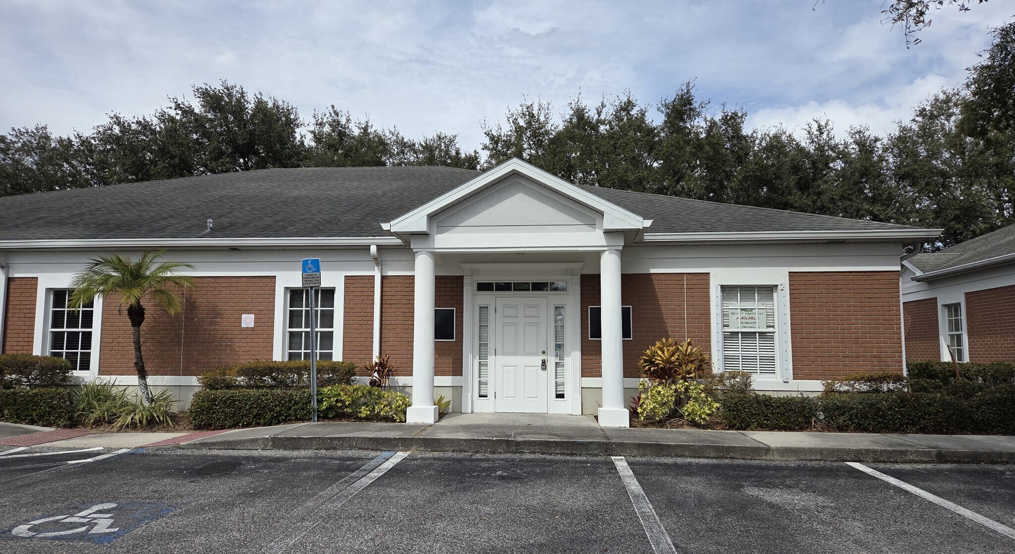 143 N Oakwood Ave, Brandon, FL à louer Photo principale– Image 1 sur 32