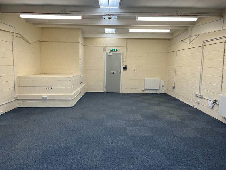 Edison Rd, Aylesbury à louer - Photo de l’immeuble – Image 3 sur 14