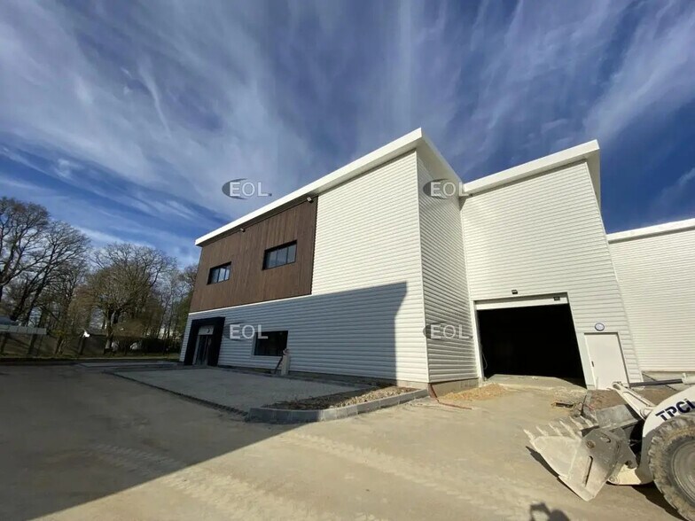 Local d'activités dans Ollainville à vendre - Photo de l’immeuble – Image 3 sur 3