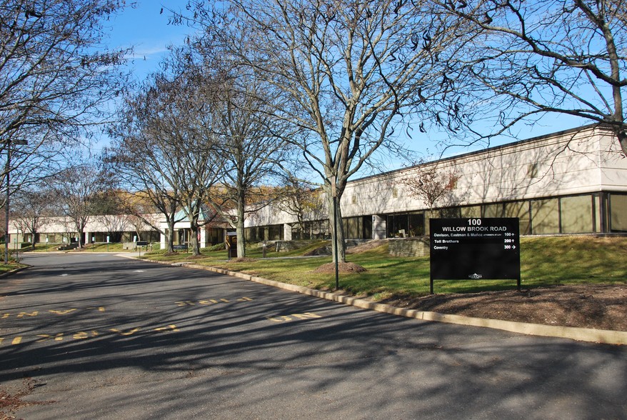 100 Willowbrook Rd, Freehold, NJ à louer - Photo de l’immeuble – Image 1 sur 18