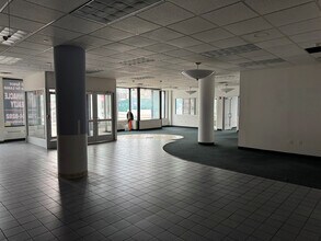 6401 Grand Ave, Maspeth, NY à louer Photo de l’immeuble– Image 2 sur 8