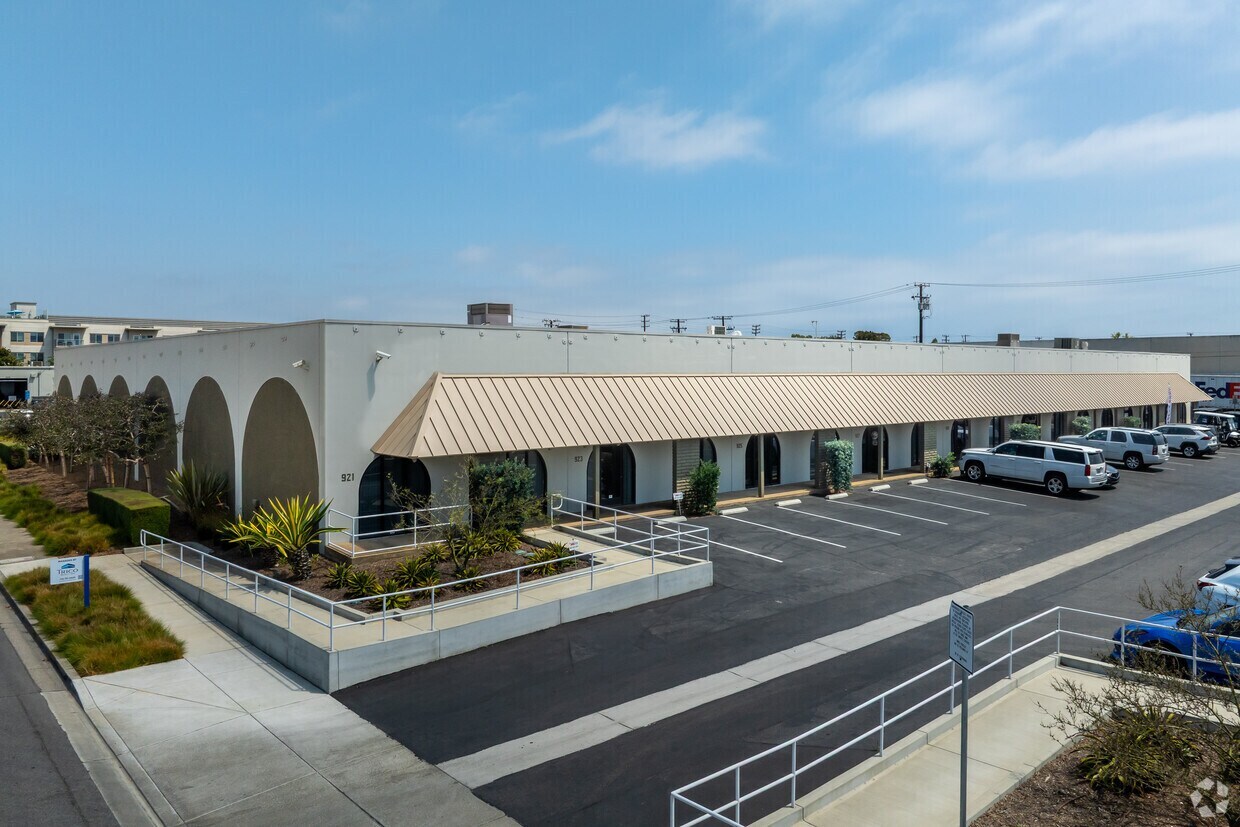 921-937 Newhall St, Costa Mesa, CA à louer Photo de l’immeuble– Image 1 sur 2