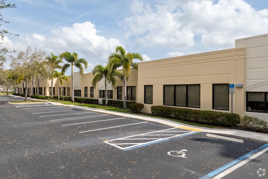 12550 Professional Park Dr, Fort Myers, FL à louer - Photo de l’immeuble – Image 3 sur 4