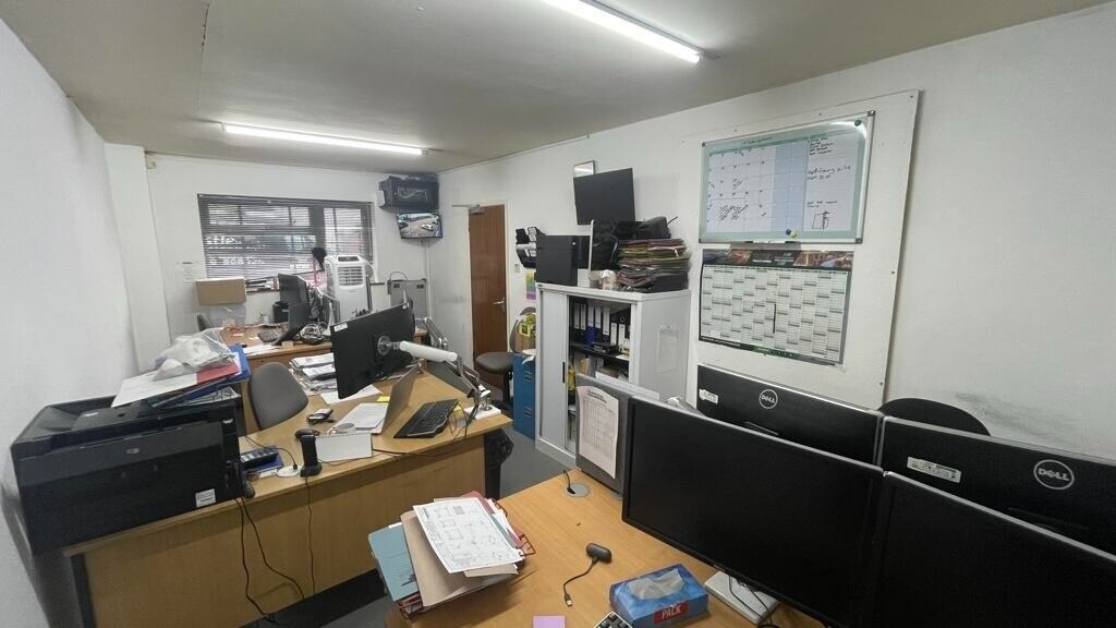 Unit 3, 20a Hawkes Drive, Heathcote Industrial Estate, Warwick, WAR CV34 6LX - Lot 3 - - Photo intérieure - Image 1 of 4