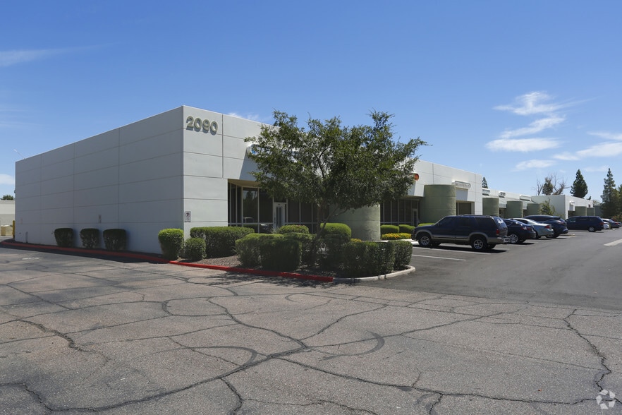 2090 E University Dr, Tempe, AZ à louer - Photo de l’immeuble – Image 3 sur 8