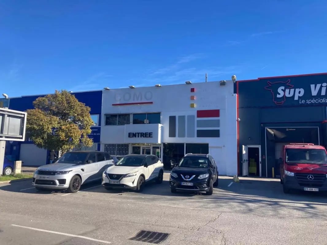 Local commercial dans Mandelieu-la-Napoule à louer Photo de l’immeuble– Image 1 sur 10