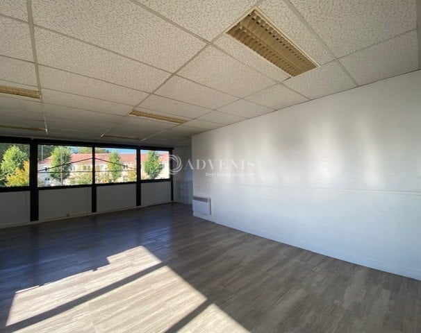 Bureau dans Voisins-le-Bretonneux à louer - Photo intérieure – Image 2 sur 3