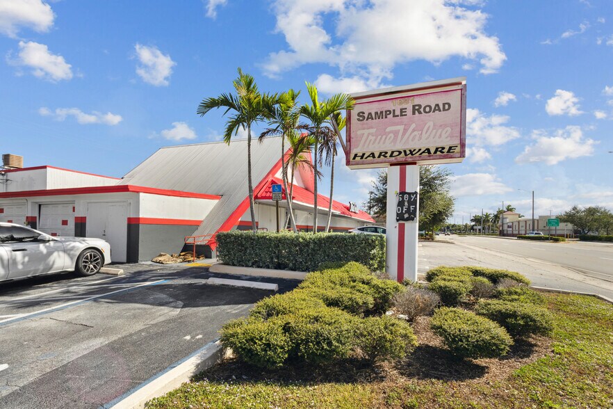 1601 E Sample Rd, Pompano Beach, FL à louer - Photo de l’immeuble – Image 3 sur 20