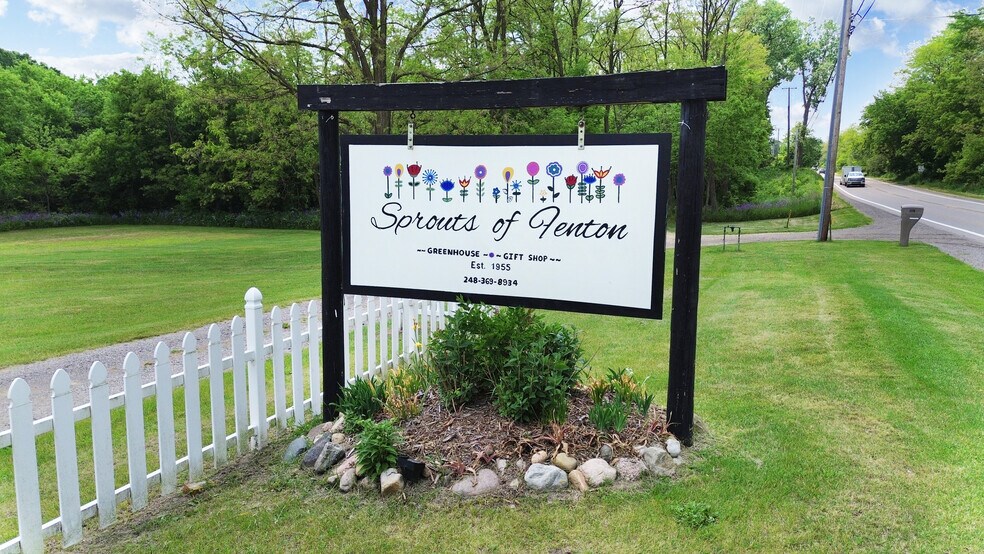 2398 Grange Hall rd, Holly, MI à vendre - Photo de l’immeuble – Image 2 sur 18