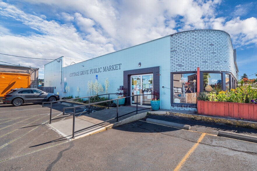 926 E Main St, Cottage Grove, OR à vendre - Photo de l’immeuble – Image 3 sur 59