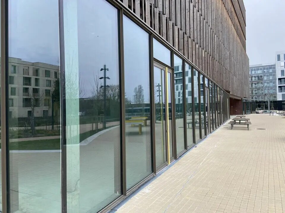 Local commercial dans Bruges à louer Photo de l’immeuble– Image 1 sur 10