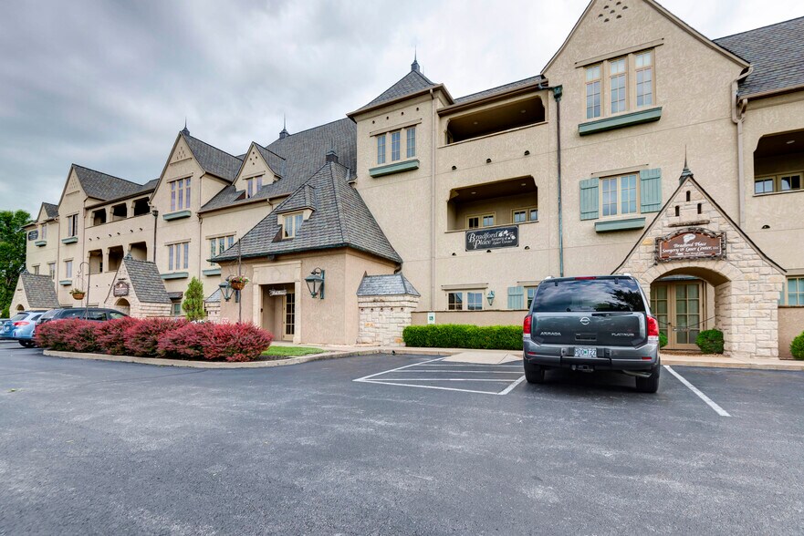 1531 E Bradford Pky, Springfield, MO à louer - Photo de l’immeuble – Image 1 sur 30