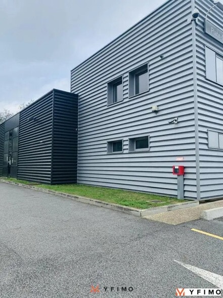 Local d'activités dans Chanteloup-les-Vignes à vendre - Photo de l’immeuble – Image 2 sur 13