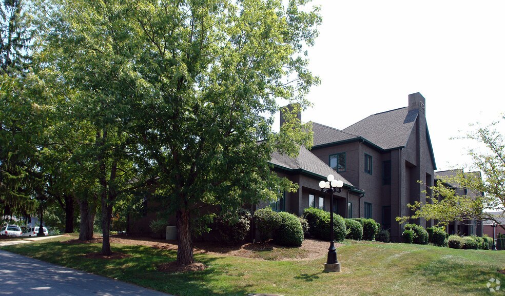 932 Hendersonville Rd, Asheville, NC à louer - Photo de l’immeuble – Image 2 sur 2
