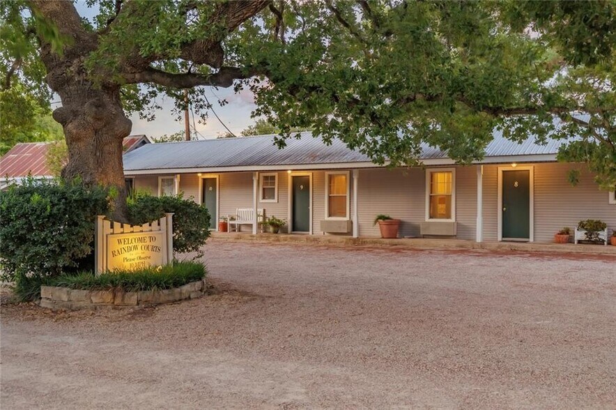 915 E Cameron Ave, Rockdale, TX à vendre - Photo de l’immeuble – Image 2 sur 44