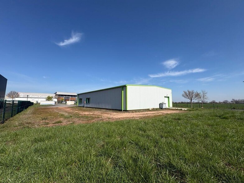 Local d'activités dans Renaison à vendre - Photo de l’immeuble – Image 3 sur 10