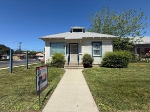 920 W Main St, Visalia, CA à louer Photo intérieure– Image 1 sur 12