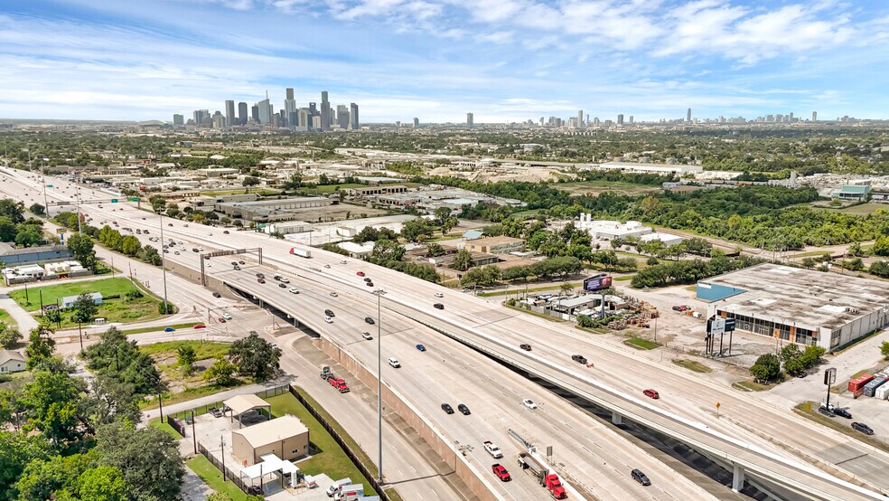 3803 Eastex Fwy, Houston, TX à vendre - Photo de l’immeuble – Image 3 sur 16