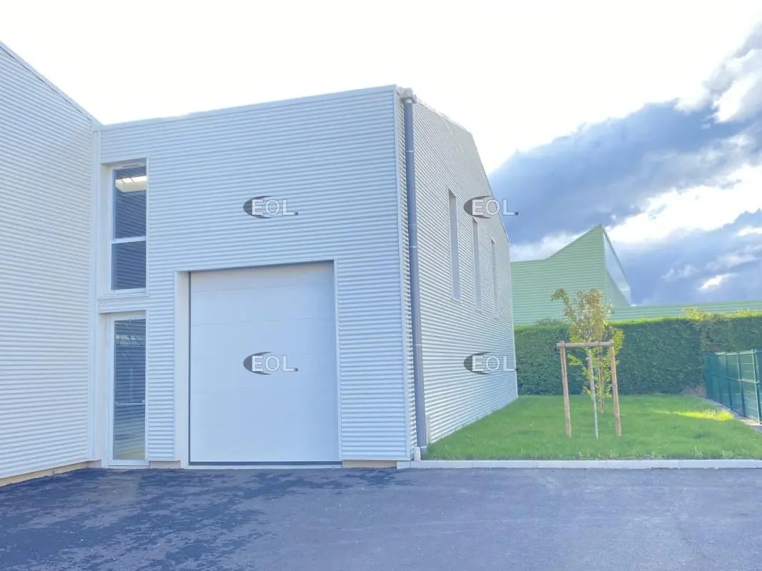 Local d’activités dans Chassieu à louer Photo de l’immeuble– Image 1 sur 11