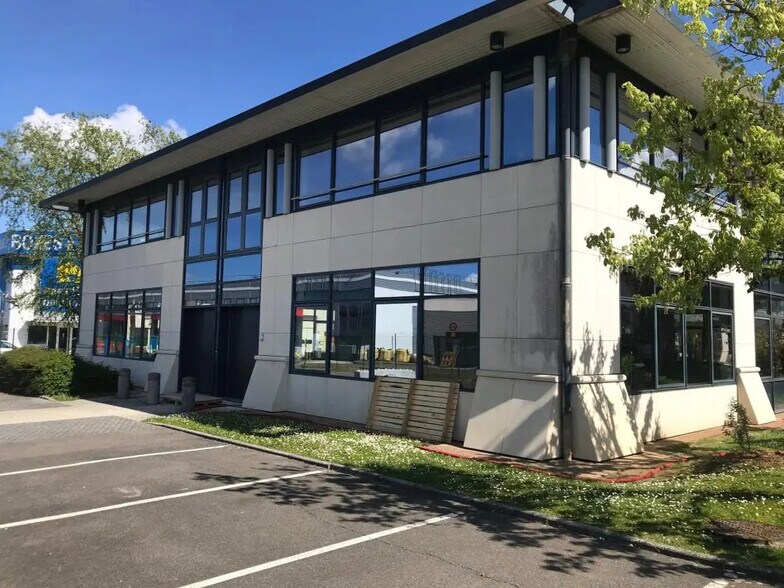 Local d’activités dans Trappes à louer - Photo de l’immeuble – Image 2 sur 5