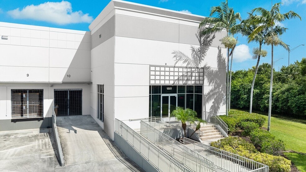 1701-1743 Old Okeechobee Rd, West Palm Beach, FL à louer - Photo principale – Image 1 sur 2