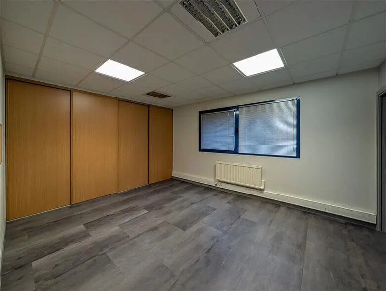Bureau dans Taden à louer - Photo de l’immeuble – Image 3 sur 8