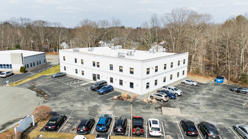 31 Bellows Rd, Raynham, MA à louer - Photo de l’immeuble – Image 1 sur 5