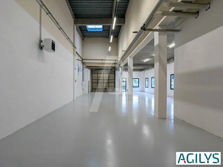 Local d’activités dans à louer - Photo de l’immeuble – Image 1 sur 8