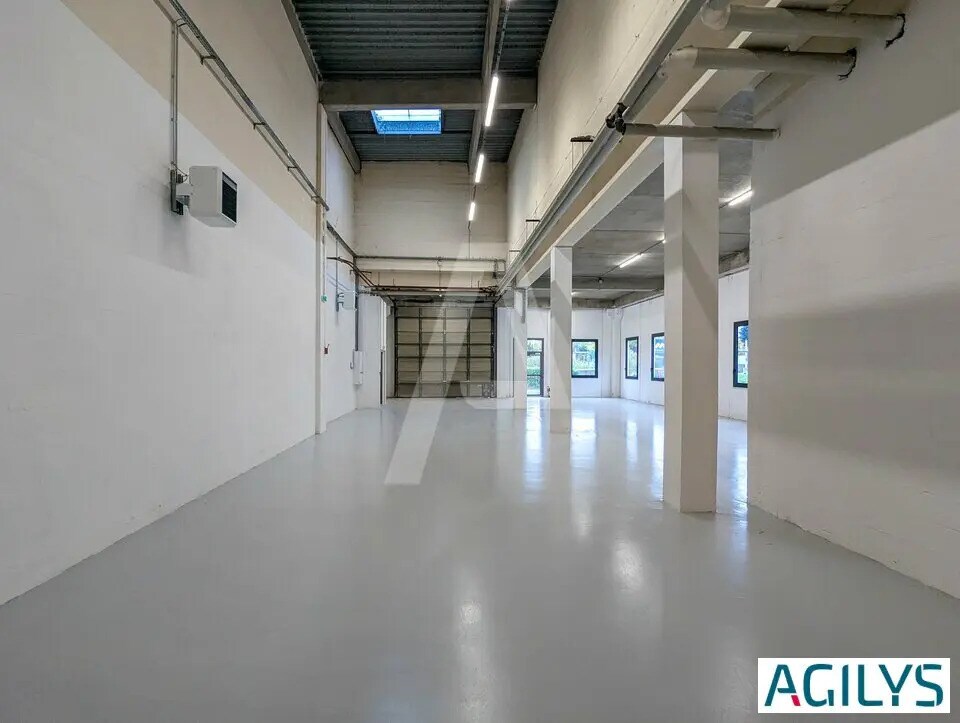 Local d’activités dans  à louer Photo de l’immeuble– Image 1 sur 9