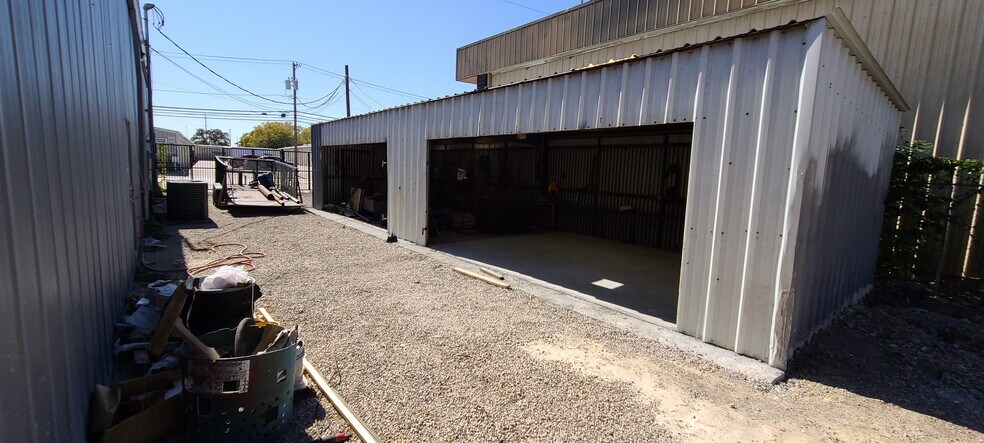 2333 Joe Field Rd, Dallas, TX à louer - Photo de l’immeuble – Image 3 sur 27
