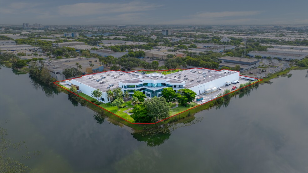 1800 NW 89th Pl, Miami, FL à louer - Photo de l’immeuble – Image 1 sur 9