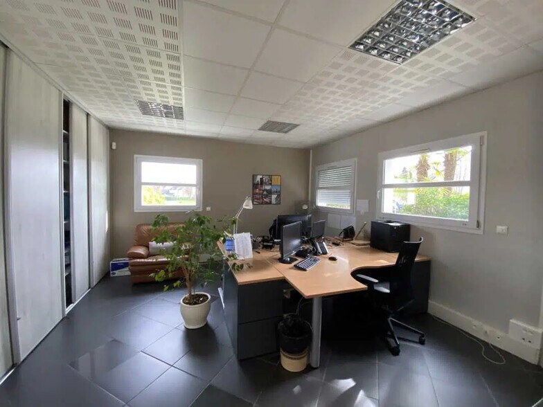 Bureau dans Franqueville-Saint-Pierre à vendre - Photo de l’immeuble – Image 3 sur 5