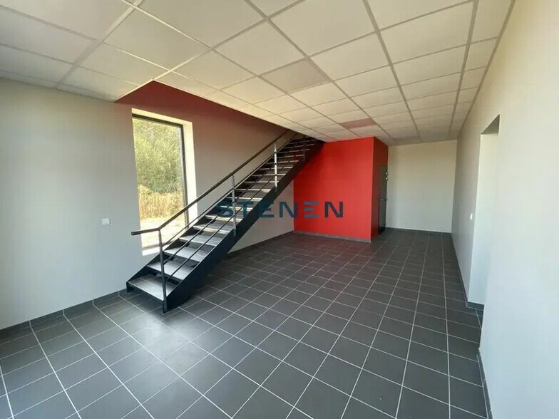 Local d'activités dans Marignane à vendre - Photo de l’immeuble – Image 3 sur 9