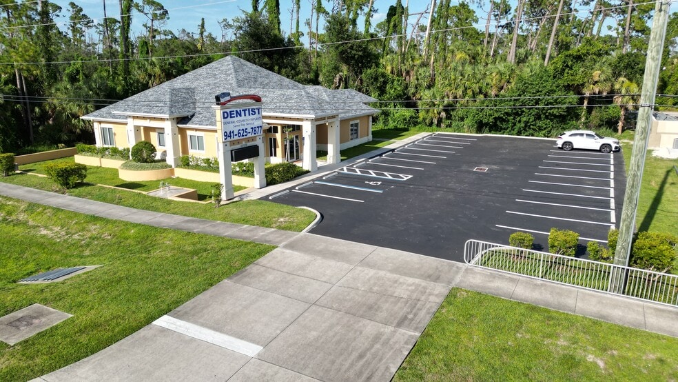 17178 Toledo Blade Blvd, Port Charlotte, FL à vendre - Photo de l’immeuble – Image 2 sur 4