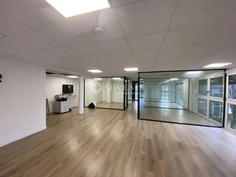 Bureau dans Montigny-le-Bretonneux à louer - Photo de l’immeuble – Image 2 sur 4