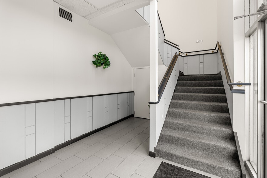 4 Preston Ct, Bedford, MA à vendre - Photo intérieure – Image 3 sur 36