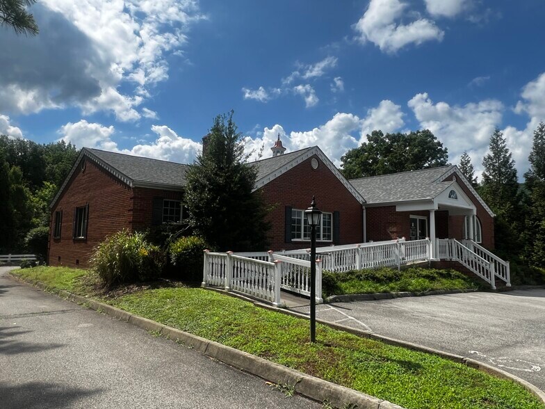 5604 Starkey Rd, Roanoke, VA à vendre - Photo de l’immeuble – Image 1 sur 10
